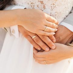Inselhof Vineta Detailbild Hochzeitspaar mit Eheringen