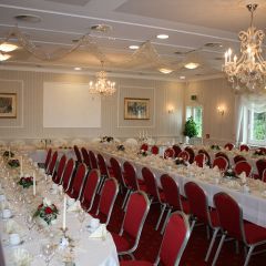 Inselhof Vineta Hochzeit Festsaal mit langer E-Tafel
