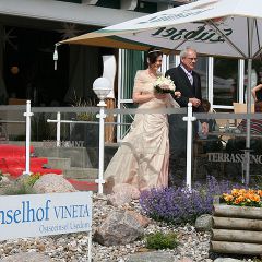 Inselhof Vineta die Braut geht mit dem Brautvater auf dem roten Teppich die Stufen herunter