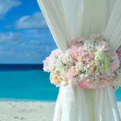 Imagebild Hochzeitspavillon mit Blumen am Strand