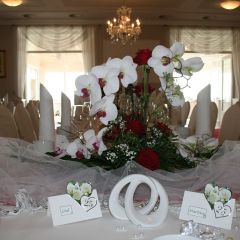 Inselhof Vineta Hochzeit Namenschilder des Brautpaars und Hochzeitsringe als Porzelanfigur in der Mitte 3