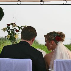 Inselhof Vineta die BRaut fluestert dem Braeutigam zu