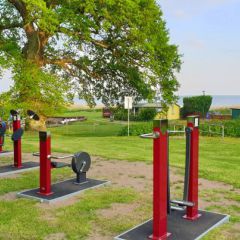 Spielplatz nahe dem Inselhof mit Outdoor Fitnessdirekt am Achterwasser