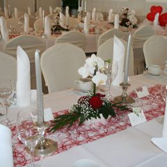 Inselhof Vineta Hochzeit Namenschilder des Brautpaars und Hochzeitsringe als Porzelanfigur in der Mitte 2