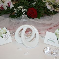 Inselhof Vineta Hochzeit Namenschilder des Brautpaars und Hochzeitsringe als Porzelanfigur in der Mitte