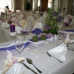 Inselhof Vineta Hochzeit  Tischdekoration in creme und lila