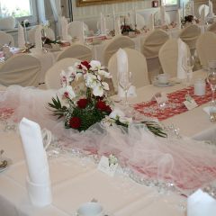 Inselhof Vineta Hochzeit Tischdekoration mit weissem Tuell  und roten Farbelementen