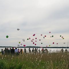 Inselhof Vineta bunte Luftballons steigen ueber dem Achterwasser auf