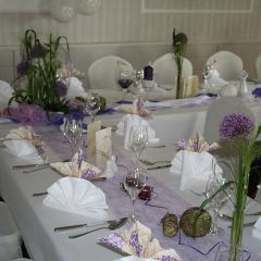Inselhof Vineta Hochzeit Tischdekoration in Lila