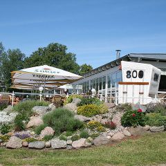 Restaurantterrasse des Inselhof Vineta mit grossem Strandkorb