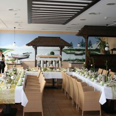 Inselhof Vineta Hochzeit U-Tafel fuer Hochzeit dekoriert