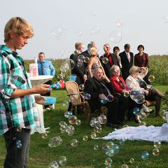 Inselhof Vineta Junge macht Seifenblasen fuer die Hochzeitsgaeste