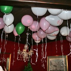 Inselhof Vineta an der Decke im Raum sieht man bunte Luftballons