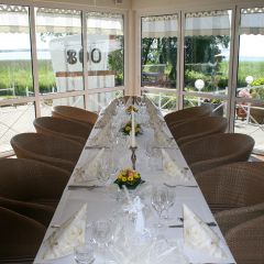 Inselhof Vineta Hochzeit Tischdekoration mit Blumenservietten