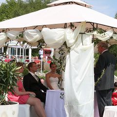 Inselhof Vineta Detailbild eines gluecklichen Brautpaares unter dem Hochzeitspavillon 2