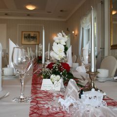 Inselhof Vineta Hochzeit Porzelanfigur einer Hochzeitkutsche mit Pferd