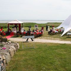 Inselhof Vineta Hochzeit auf der Festwiese mit Achterwasserblick