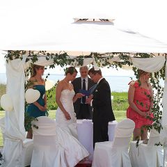 Inselhof Vineta das Brautpar gibt sich das Ja-Wort unter dem Hochzeitspavillon