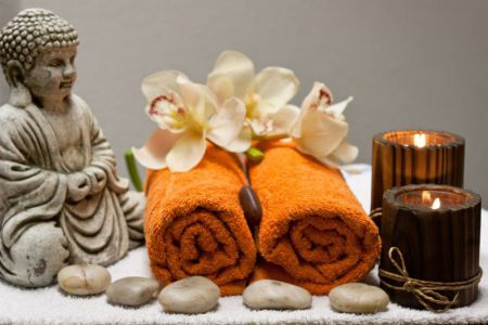 Imagebild - Buddhafigur mit Handtuechern und Kerzen