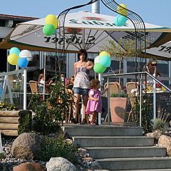 Inselhof Vineta Gastronomische Terrasse mit Gaesten