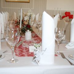 Inselhof Vineta Hochzeit Tischdekoration mit weissen Stabkerzen