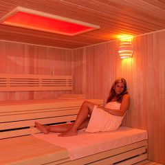 Wellness Frau entspannt in der finnischen Sauna