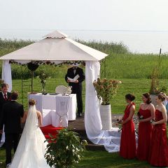Grosse Panoramaaufnahme einer Hochzeit im Inselhof Vineta mit Gaesten und Brautpaar
