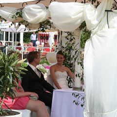 Inselhof Vineta Detailbild eines gluecklichen Brautpaares unter dem Hochzeitspavillon