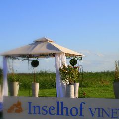 Imagebild Inselhof Vineta mit grossem Schuld vor dem Hochzeitspavillon