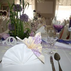 Inselhof Vineta Hochzeit lila Dekoration mit Schmetterling an der Serviette
