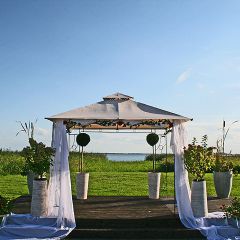 Der Hochzeitspavillon auf der Festwiese vor dem Achterwasser
