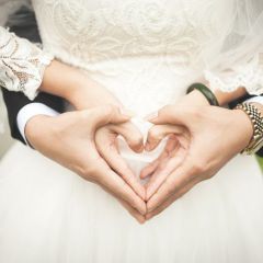 Imagebild - Detailaufnahme der Haende eines Brautpaares die ein Herz formen