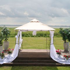Inselhof Vineta Hochzeitspavillon am Achterwasser dekoriert mit Rosen