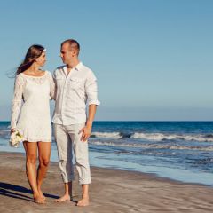 Imagebild Brautpaar barfuss am Ostseestrand