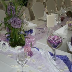 Inselhof Vineta Hochzeit Detailbild Tischdekoration mit lila Kerzen
