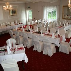 Inselhof Vineta Hochzeit Festsaal mit Stuehlen in weissen Hussen