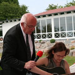 Inselhof Vineta auf der Festwiese wird Gitarre gespielt