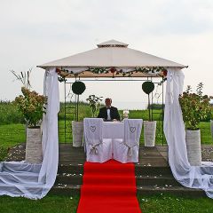 Inselhof Vineta der Trauredner sitzt unter dem Pavillon