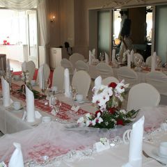 Inselhof Vineta Hochzeit Perlen als Schmuckelement auf dem Tisch
