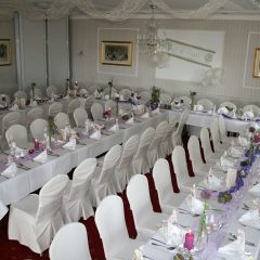 Inselhof Vineta Hochzeit Raumansicht des Festsaal in weiss und lila