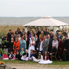 Inselhof Vineta ein Gruppenbild der Hochzeitsgaeste vor dem Achterwasser