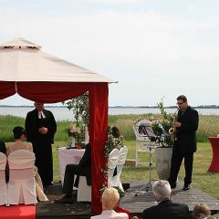 Inselhof Vineta freie Trauung unter dem Hochzeitspavillon wird von einem Saxophon begleitet