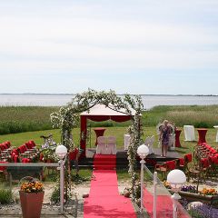 Inselhof Vineta vor der Trauung sieht man den roten Teppich der zum Hochzeitspavillon fuehrt