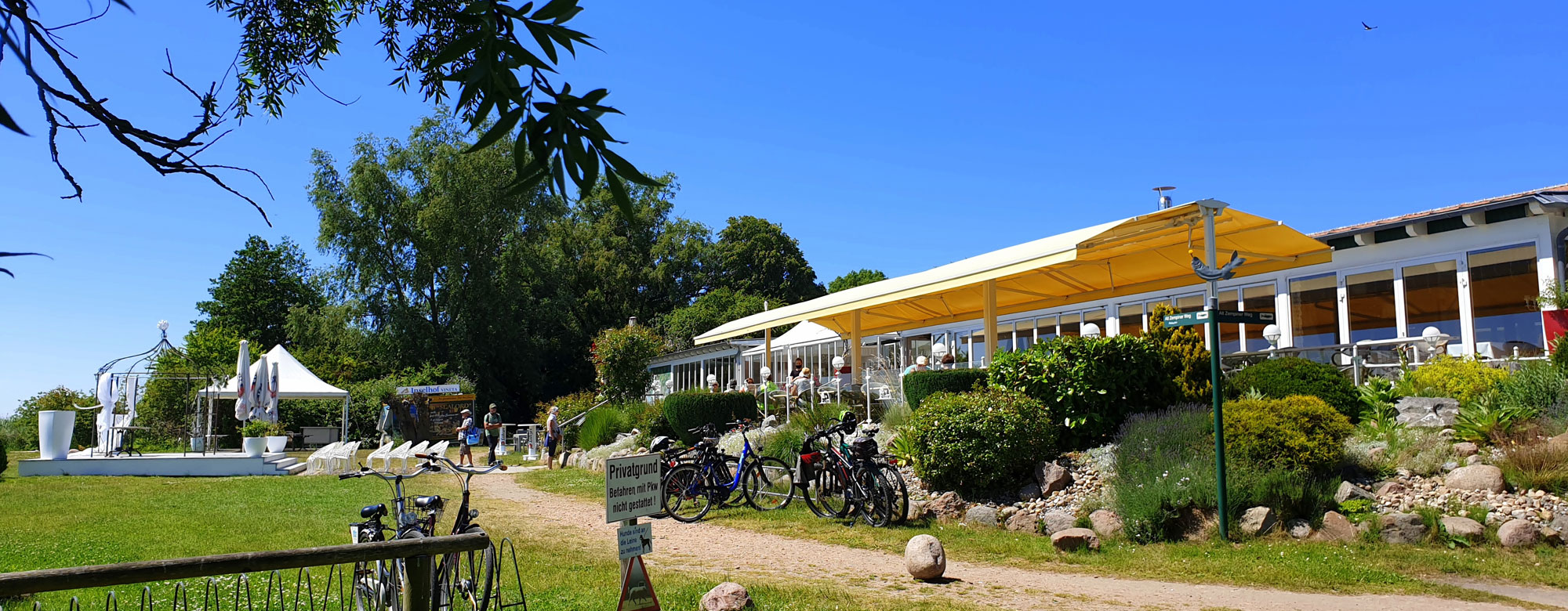 Aussenansicht der Gastronomie-Terrasse am Achterwasser vom Inselhof Vineta